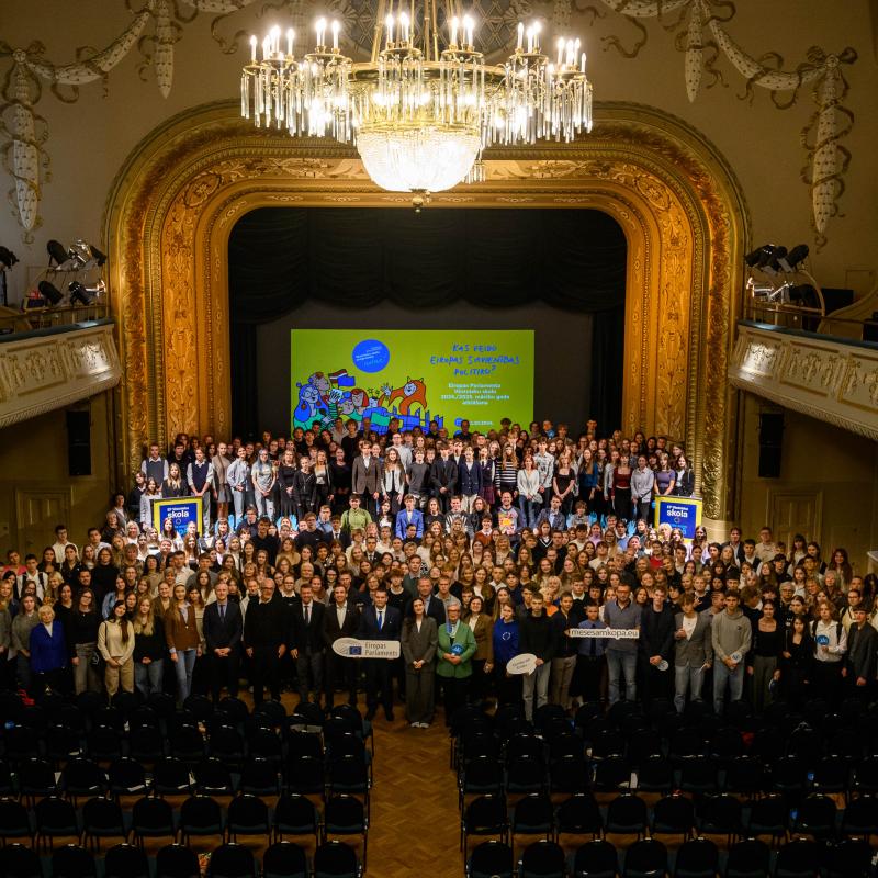 Eiropas Parlamenta Vēstnieku skolu izlaidums 2025 - jauniešu politiskās idejas Latvijai un Eiropai