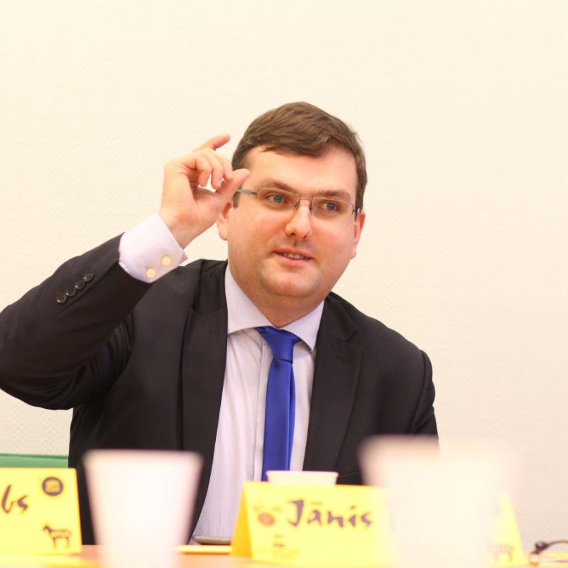 Saruna "Jaunieši izvaicā personību par drošību, demokrātiju un izglītību"