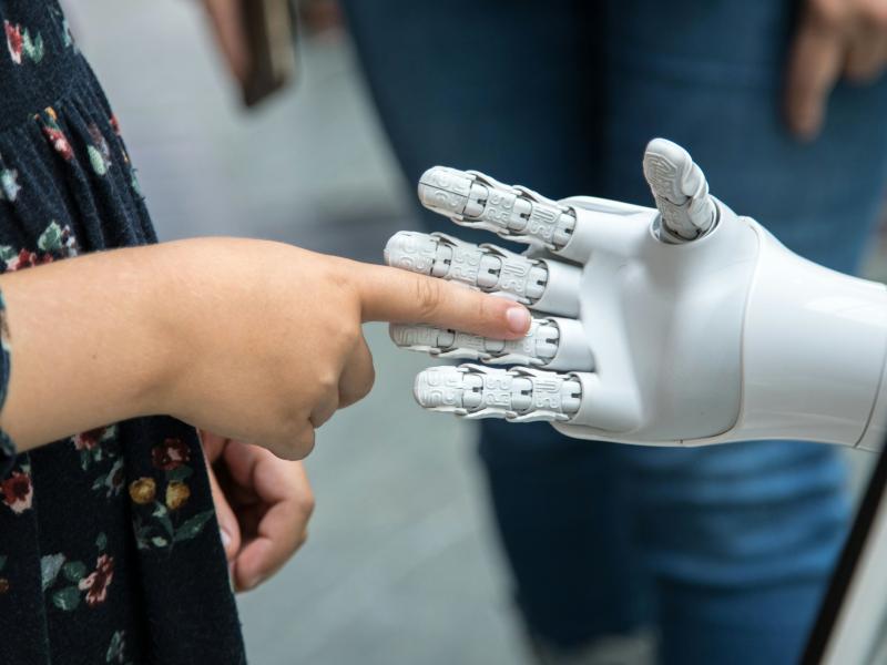 Diskusija "Domāšana – tagad ārpakalpojumā. Cik dārgi maksājam par MI lietošanu izglītībā?"