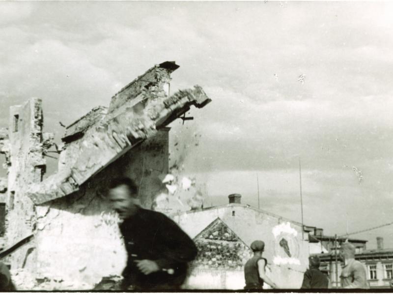 Saruna “Trauslā robeža starp pagātnes mītu dekonstruēšanu un jaunu mītu radīšanu”