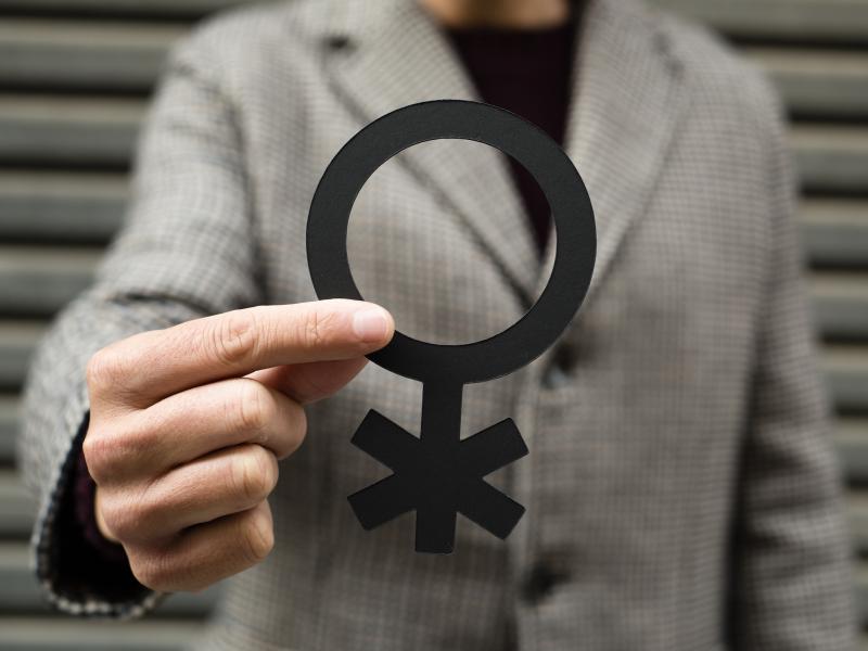 Raidieraksta "Pieturzīmes" diskusija: "Vai latviešu valodā ir vajadzīgs dzimumneitrālais (nebinārais) vietniekvārds?"