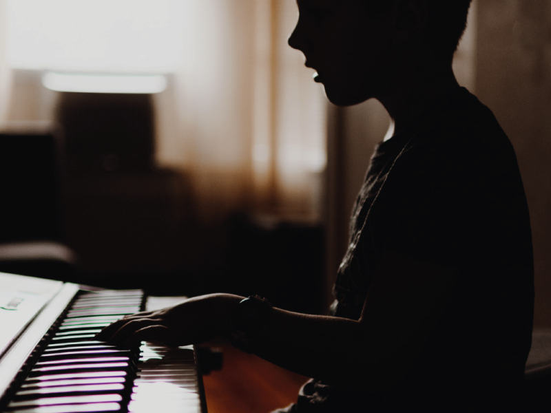 Zinātnes kafejnīca "Skaņa ir ierocis: diskusija par mūziku un propagandu" + mūzikāla performance