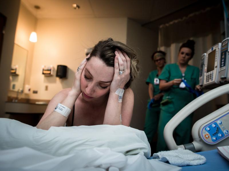 “Es gribu dabiskas dzemdības ar epidurālo”: saruna par cerībām, vilšanos un atbildību dzemdībās.