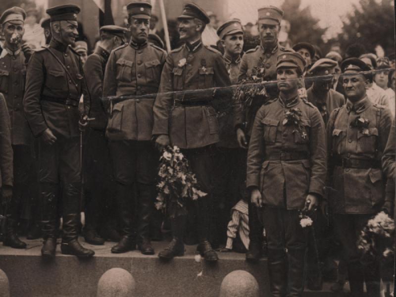 Diskusija "Kā vienā karā uzvarēt divas lielvaras"