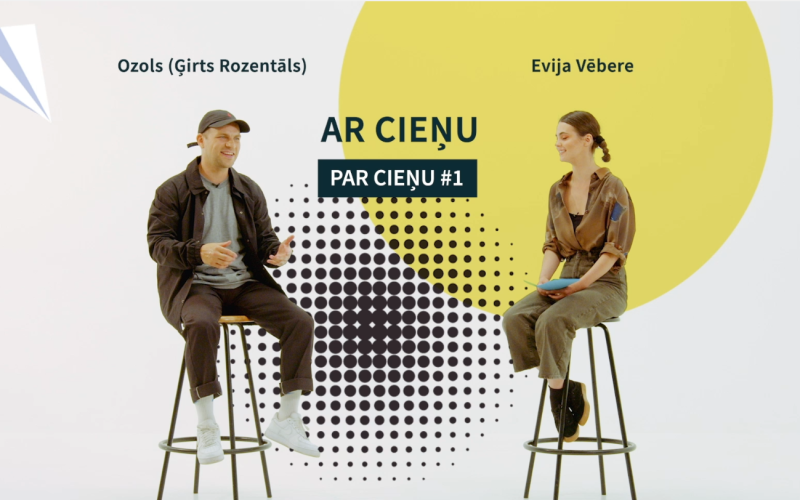 Divi cilvēki - Ozols (Ģirts Rozentāls) un Evija Vēbere - sēž uz ķebļiem uz balta fona ar dzeltenu apli. Uzraksts "Ar Cieņu" un "Par Cieņu #1". Abi šķiet iesaistīti sarunā.
