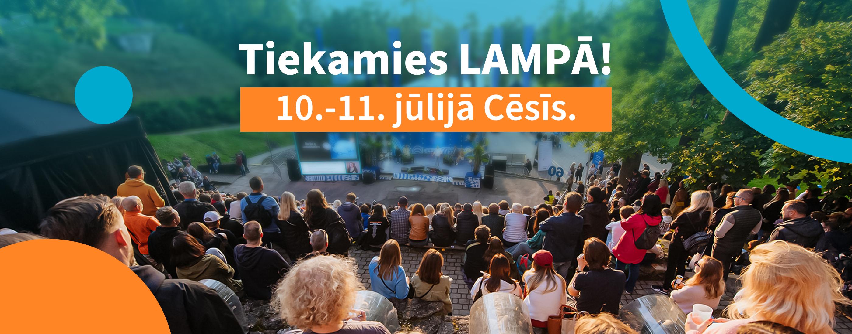 cilvēki sēž amfiteātrī un skatās pasākumu uz DOTS skatuves Cēsu pils parkā