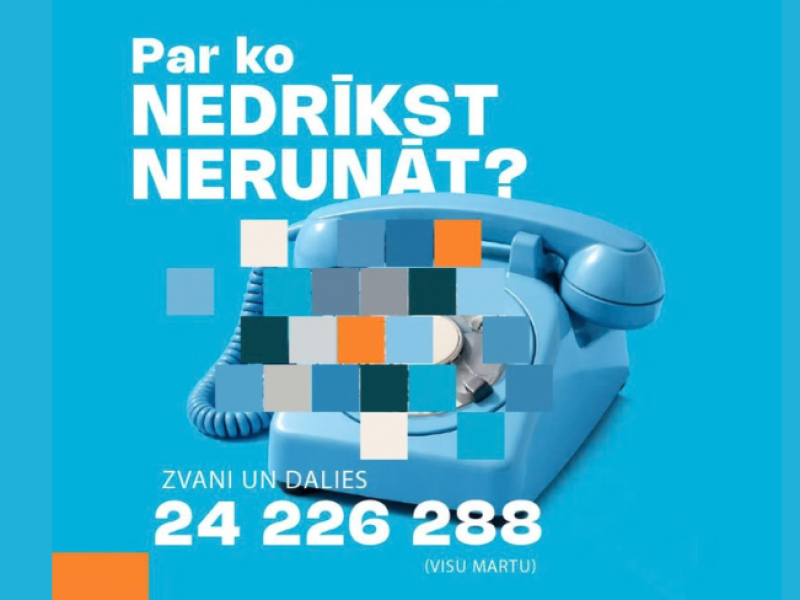 Senais telefons ar ripu, vadu un klausuli zilā krāsā uz zila fona
