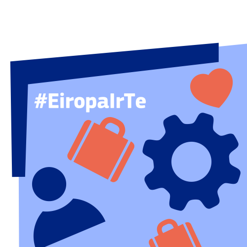Attēls ar tēmturi "#EiropaIrTe", kas ir izcelts gaiši zilā krāsā.
Fons sastāv no gaiši zilas un tumši zilas krāsas kombinācijas ar abstraktiem dizaina elementiem - oranžas ceļasomas, oranža sirds simbola, tumši zila zobrata ikonas un cilvēka silueta. Šie elementi simboliski atspoguļo sarunas tēmu "Vienkāršošana. Vai īstā Eiropas atbilde globālās konkurences apstākļos?"