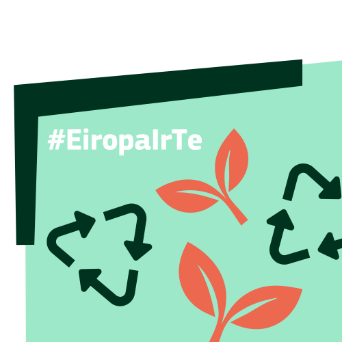 Attēls ar tēmturi "#EiropaIrTe", kas ir attēlots gaiši zaļā krāsā. Fons sastāv no stilizēta zaļgani zilganzaļa laukuma ar trīs pārstrādes simbola ikonām un trim oranžiem, grafiskiem augu dzinumiem ar lapām. Dizains simbolizē ilgtspēju, vides aizsardzību un aprites ekonomiku Eiropas kontekstā.