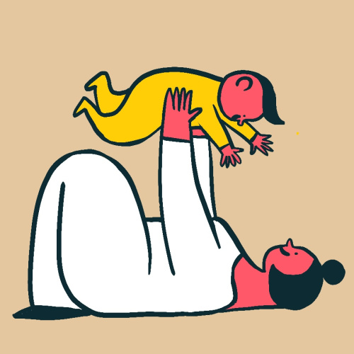 Ilustrācija ar uz muguras gulošu mammu, kas ceļ bērnu gaisā, it kā spēlējoties lidmašīnās