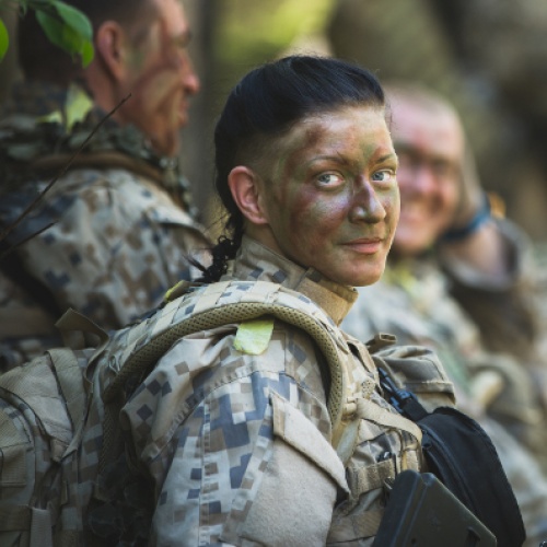 Saruna "Kad lūpukrāsa jāatstāj mājās jeb sieviešu stendaps armijas stilā"